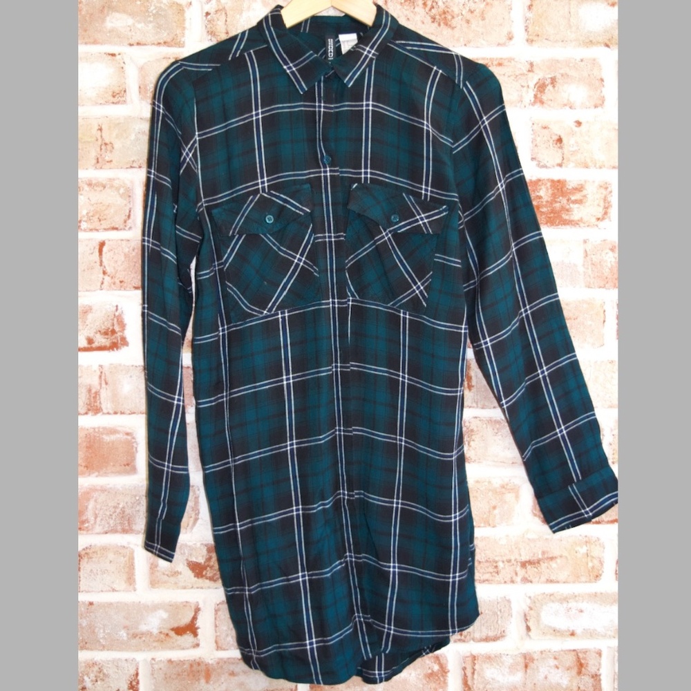 Divided by H&M Women's oversized long sleeve green plaid button up shirt, size 6